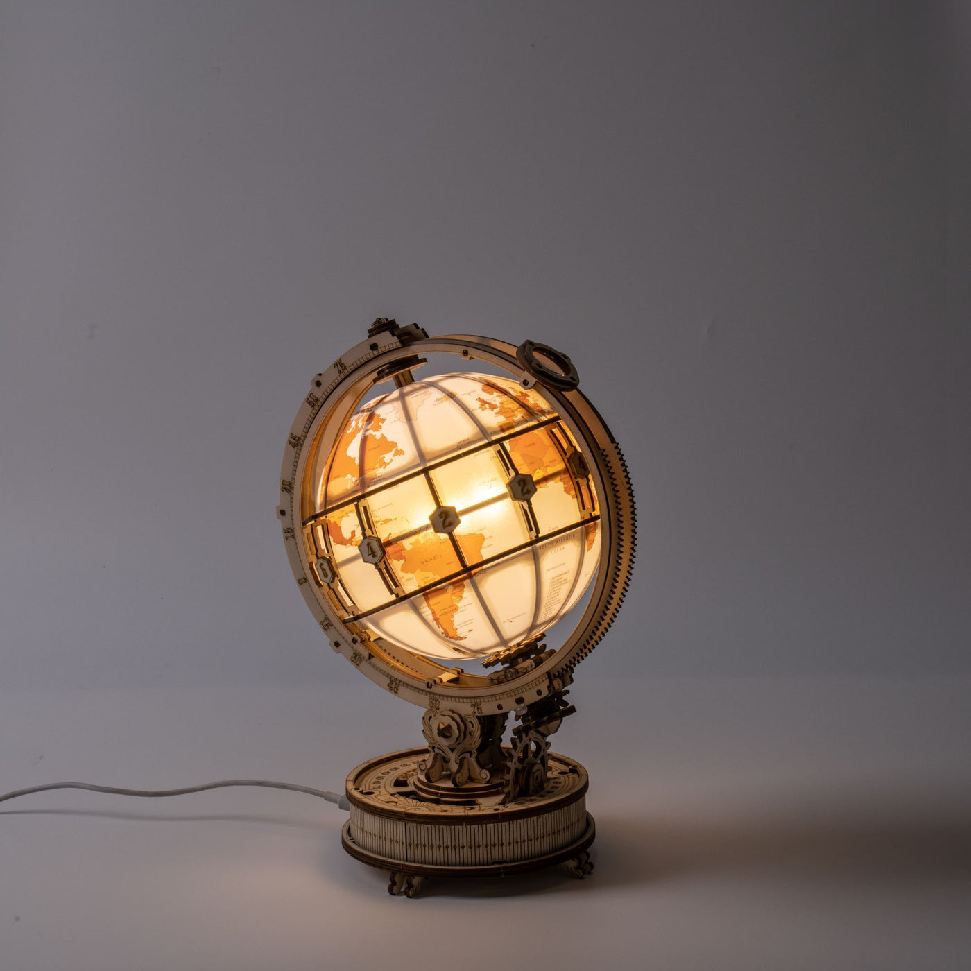 3D-Holzpuzzle mit leuchtendem Globus